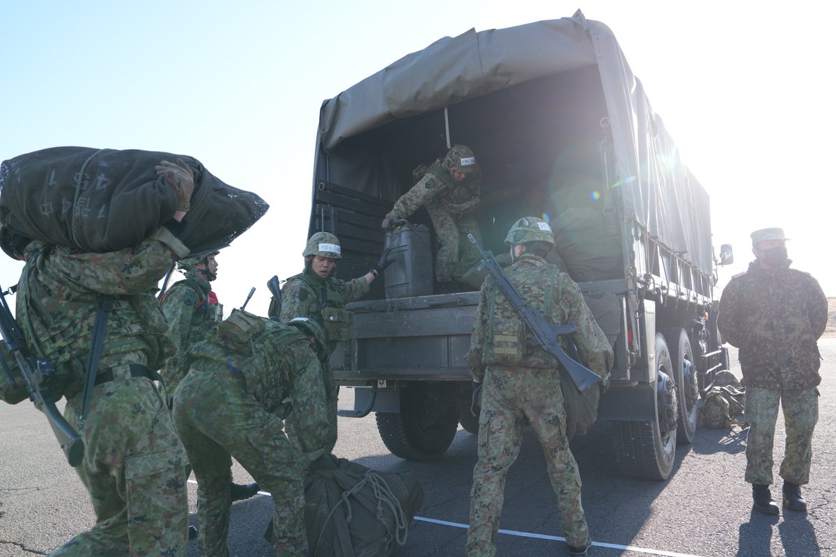 1i_nerima's tweet image. 【武装走競技会】
連隊は、朝霞訓練場において「市街地武装走競技会」を実施しました！武装して走るだけでなく、射撃、重量物運搬、軽装甲機動車を押すなど、任務遂行能力の向上と、チームとしての団結強化を図りました！
#１連隊
#武装走
#競技会
#ＯＮＥＴＥＡＭ