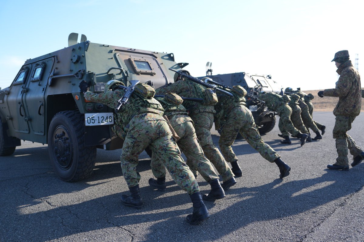 1i_nerima's tweet image. 【武装走競技会】
連隊は、朝霞訓練場において「市街地武装走競技会」を実施しました！武装して走るだけでなく、射撃、重量物運搬、軽装甲機動車を押すなど、任務遂行能力の向上と、チームとしての団結強化を図りました！
#１連隊
#武装走
#競技会
#ＯＮＥＴＥＡＭ