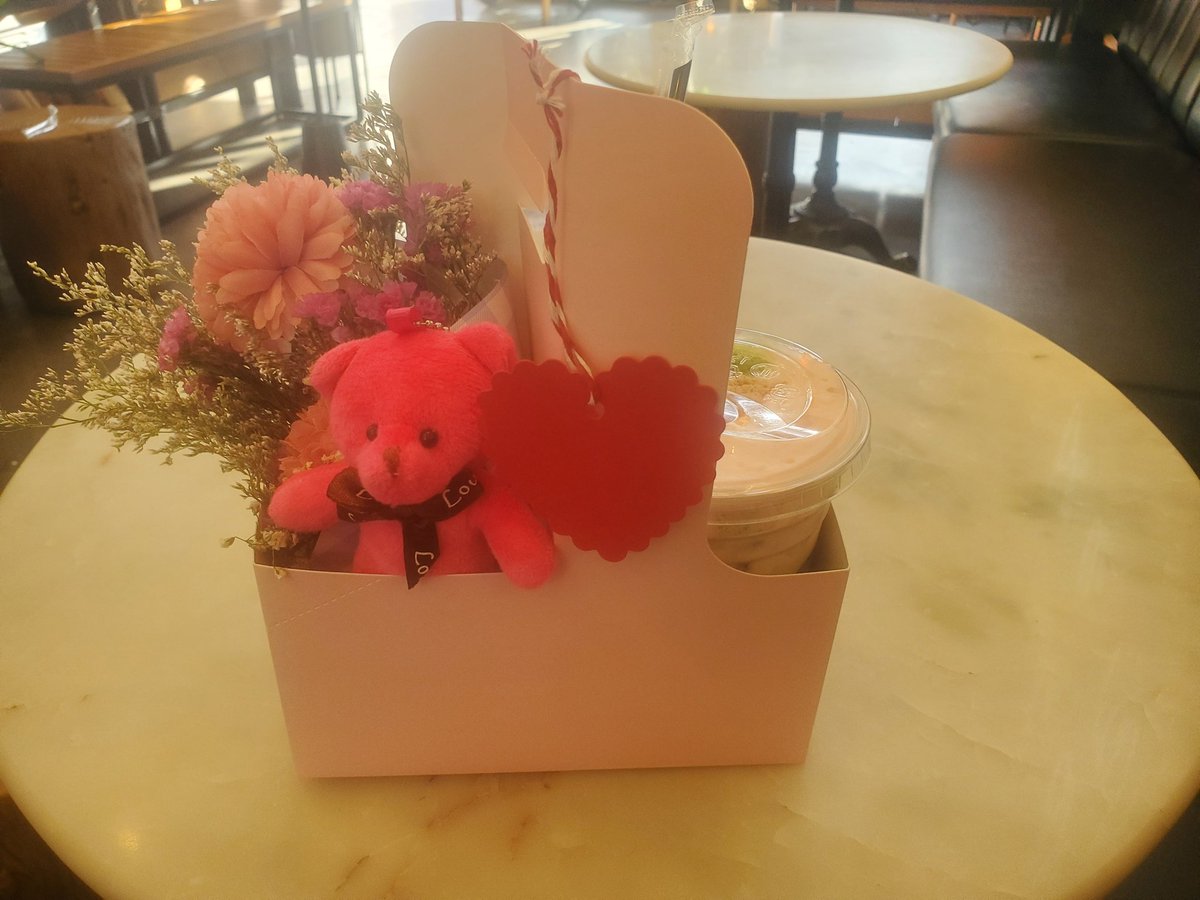 ComedianCorinne's tweet photo. Went to #snowmonster in Belmont Shore for their #ValentinesDay box with flowers, teddy bear, heart card/tag, and drink. I chose the #strawberryshortcake #matcha
I even bought a cute #pink bag charm! 💕
#girly #cute #Heart
#comic #comedian
#ComedianCorinne 🤪🤘 https://t.co/yIj10qrhA8
