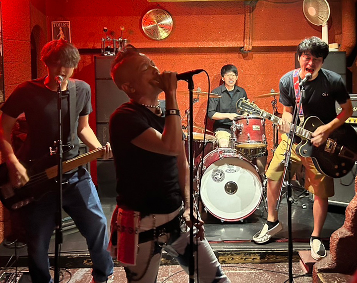 diskunion_punk's tweet photo. ▽情報解禁▽

■Oi Stars /Keep Walking/Oi Will Win

岐阜で活動するOiパンクバンド、OiStarsの新譜『Keep Walking』がディスクユニオンでも発売決定！
さらに旧譜『Oi Will Win』も再入荷決定！
詳細は以下リンクをご覧ください！💥

https://t.co/bk9MXP1chH https://t.co/P1vrCjOX8q