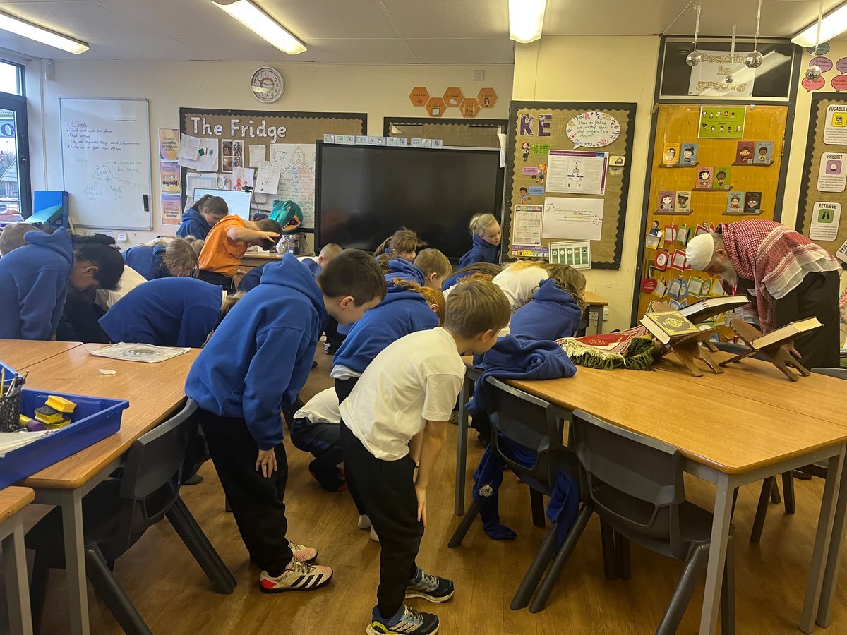 IfindRetards's tweet image. Year 3 students at this CHRISTIAN school in the UK being taught about Islam including how to wear a hijab and how to pray. 

Seems like an odd thing for a Christian school to teach their students.