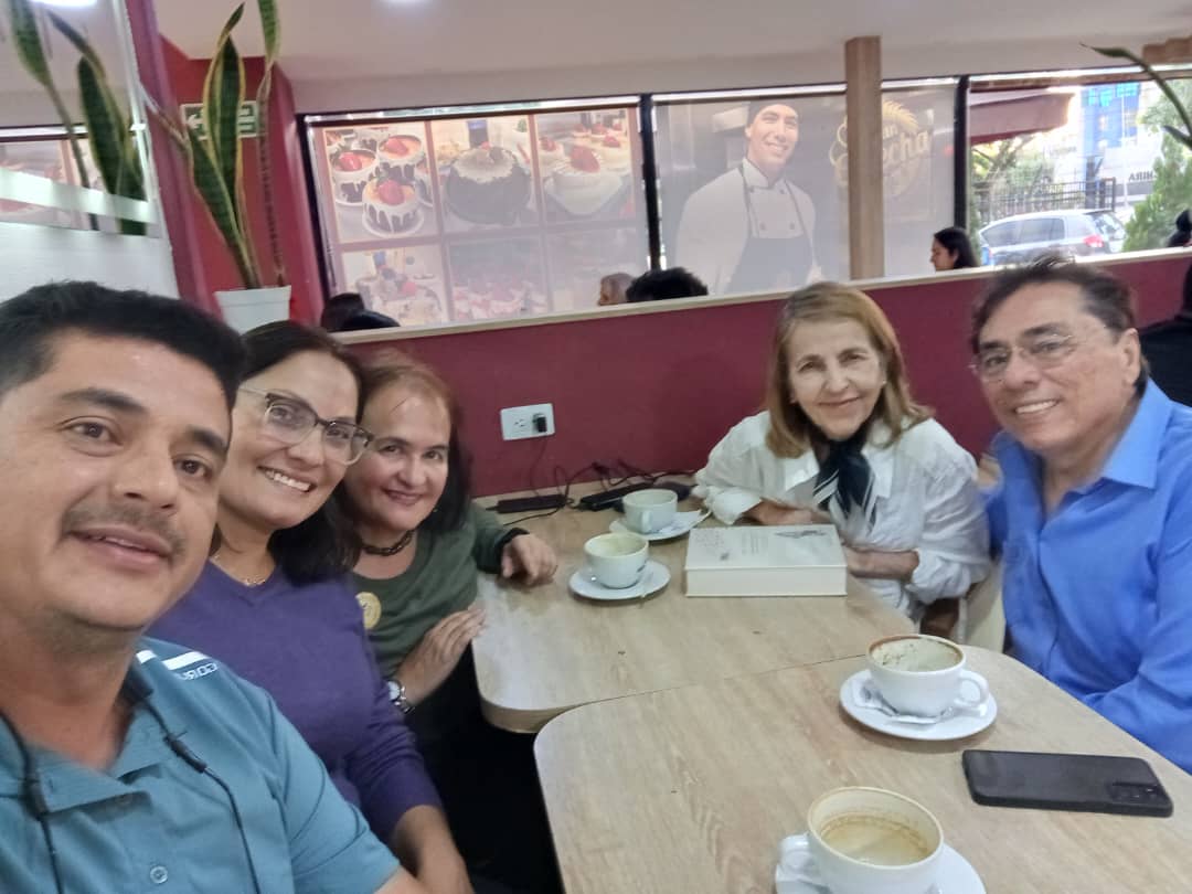 Un compartir con la Dra Patricia Rosenzweig Levi y Dra María Teresa Celis.
En un momento especial, de las actividades de asistencia médica que trae a la ULA Táchira. Sirvió para reconocer sus trayectorias con el pin del grupo Hedure ULA Táchira