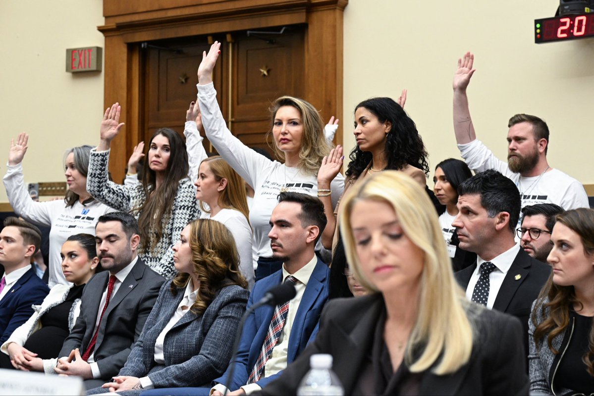 Mujeres que fueron abusadas por el pederasta Epstein, levantan la mano denunciando la complicidad de EEUU con sus abusadores, mientras miran fijamente a Pam Bondi, fiscal general de EEUU, que está protegiendo a los pederastas.

La imagen que define la "justicia" de EEUU,