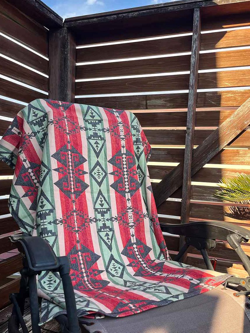 Blueism_'s tweet photo. 「Indian」からナバホコレクションが入荷！

こちらのNAVAJO JACQUARD BLANKETは、肌ざわりの良い柔らかなコットン100%を使用し、リバーシブル仕様というなんとも嬉しいスペック。

大判のブランケットなので、用途に合わせて活用したい1枚。

#ナバホ 
#ブランケット 
#西海岸ファッション https://t.co/0oCFgRsiZZ