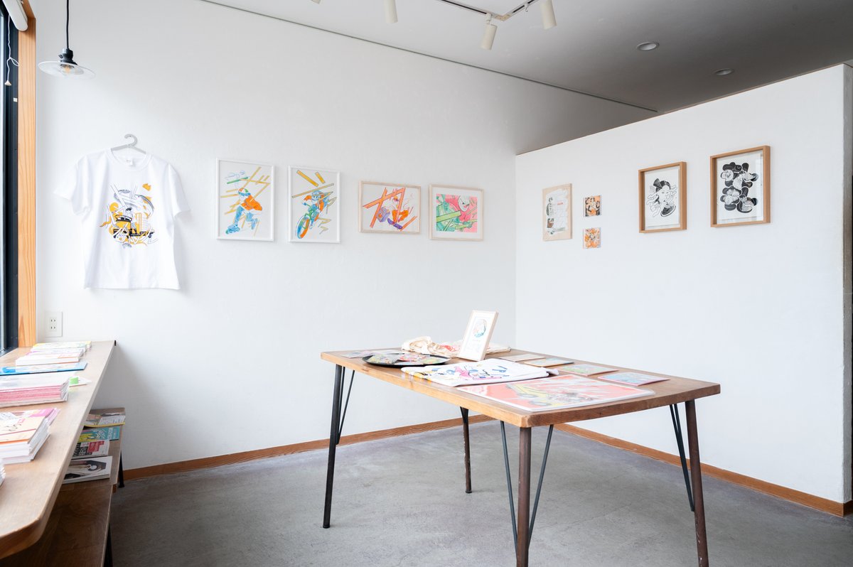 今日からRoom1では しまはらゆうき個展「もじもじ展」。公募企画展示の第3弾です。
物語性を感じさせるようなシーンと、強い存在感を放つ文字表現が融合し、しまはらさん独自の世界を生み出しています。

---

しまはらゆうき個展
「もじもじ展」

2026.2.13 fri – 15 sun
12:00-18:00
Room1