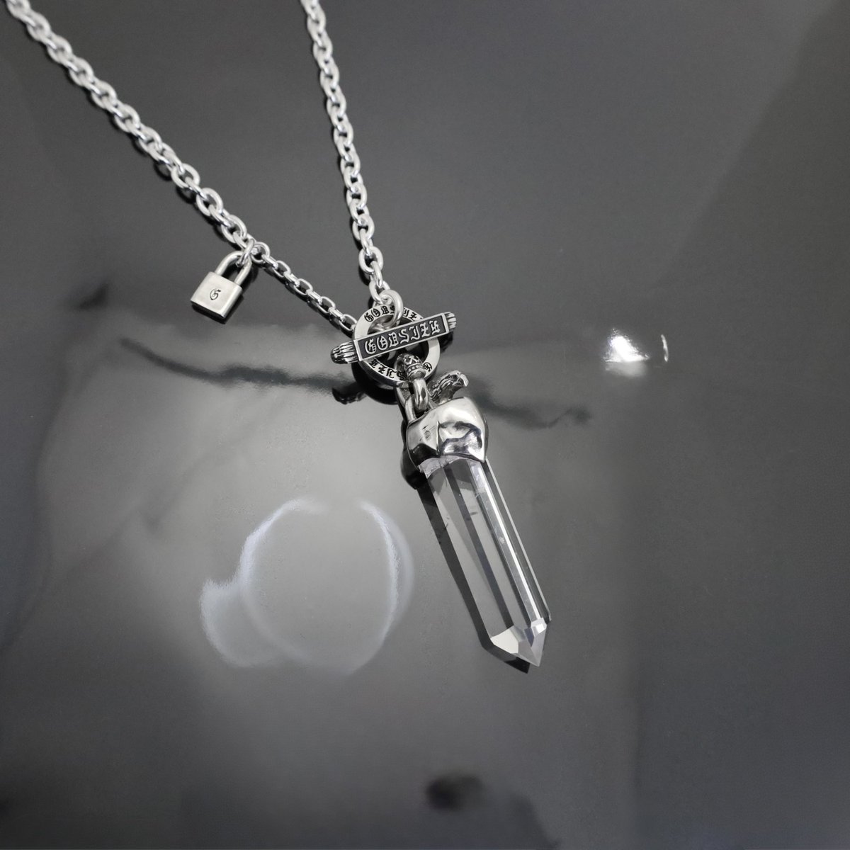 One off QUARTZ T-BAR CHAIN NECKLACE

その輝きは、世界にひとつだけ。
希少な一点物の水晶を、重厚感のあるチェーンとTバーで仕上げた、特別なプレミアムエディションのペンダントです。

godsize.theshop.jp/items/135334527

#GODSIZE