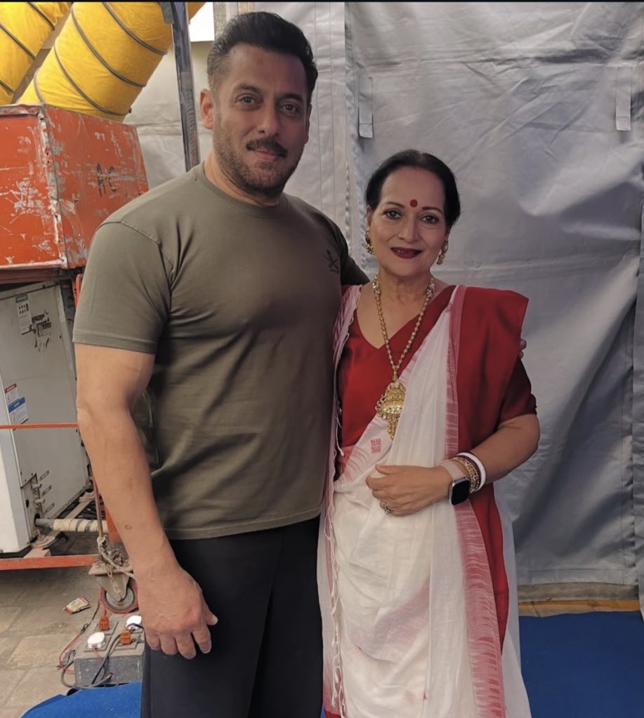Latest IG post of Himani Shivpuri:

It was wonderful catching up with the worlds Bhaijan, the one and only Salman Khan ,as handsome and magnetic as ever, and the same mischievous twinkle in his eyes! #SalmanKhan