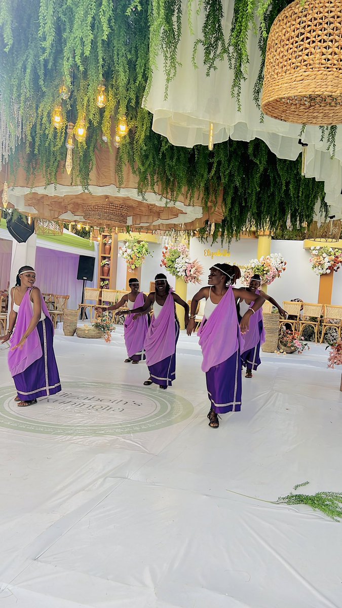 NabaggalaSandie's tweet photo. I wish I can get the 2K likes and retweets like the ones I got when I posted Mr @HEBobiwine Naye kale let’s wait and see now. Reminding you that am the CEO @SmileCulturalTroup support my team please for #Wedding  #introduction #Kuhingira etc #dancers #culture https://t.co/VWDj9R2Pqx