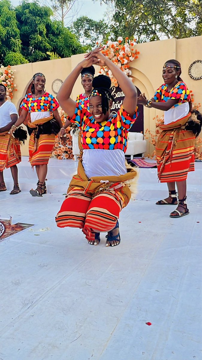 NabaggalaSandie's tweet photo. I wish I can get the 2K likes and retweets like the ones I got when I posted Mr @HEBobiwine Naye kale let’s wait and see now. Reminding you that am the CEO @SmileCulturalTroup support my team please for #Wedding  #introduction #Kuhingira etc #dancers #culture https://t.co/VWDj9R2Pqx