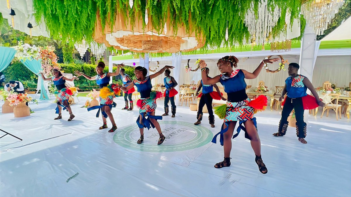 NabaggalaSandie's tweet photo. I wish I can get the 2K likes and retweets like the ones I got when I posted Mr @HEBobiwine Naye kale let’s wait and see now. Reminding you that am the CEO @SmileCulturalTroup support my team please for #Wedding  #introduction #Kuhingira etc #dancers #culture https://t.co/VWDj9R2Pqx