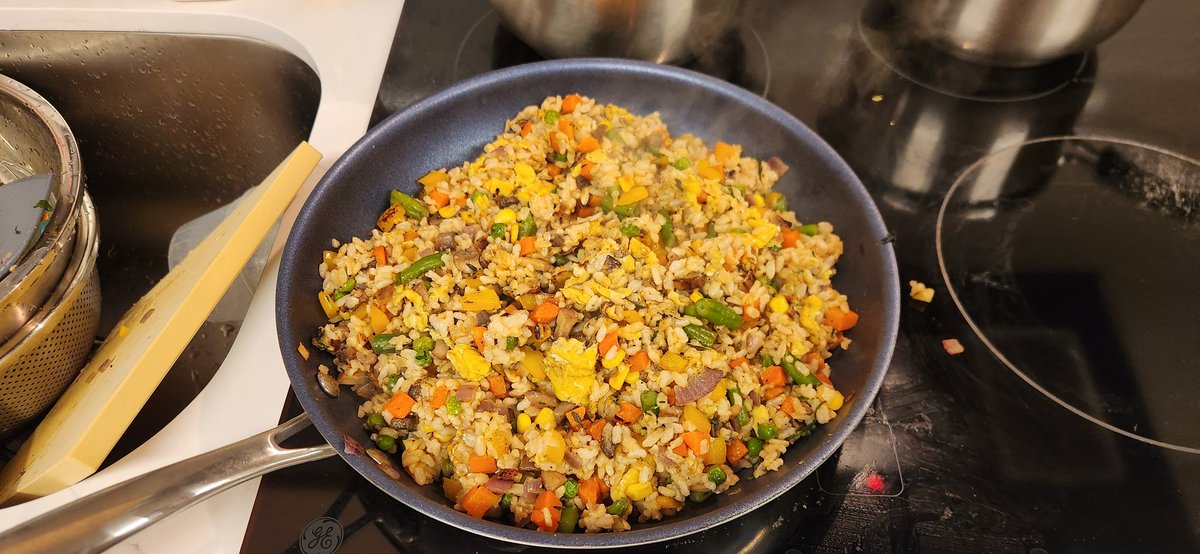 NakashimaRyuu's tweet photo. Want some fried rice? ... did I forget to add protein? Yes... yes I did. Hopefully 3 eggs are enough I forgot to thaw the shrimp LOL
And I have finally used the rest of the funky cheese... didnt expext it to puff up. Kinda tastes like Parmesan Chips. https://t.co/AOUXhTeem3
