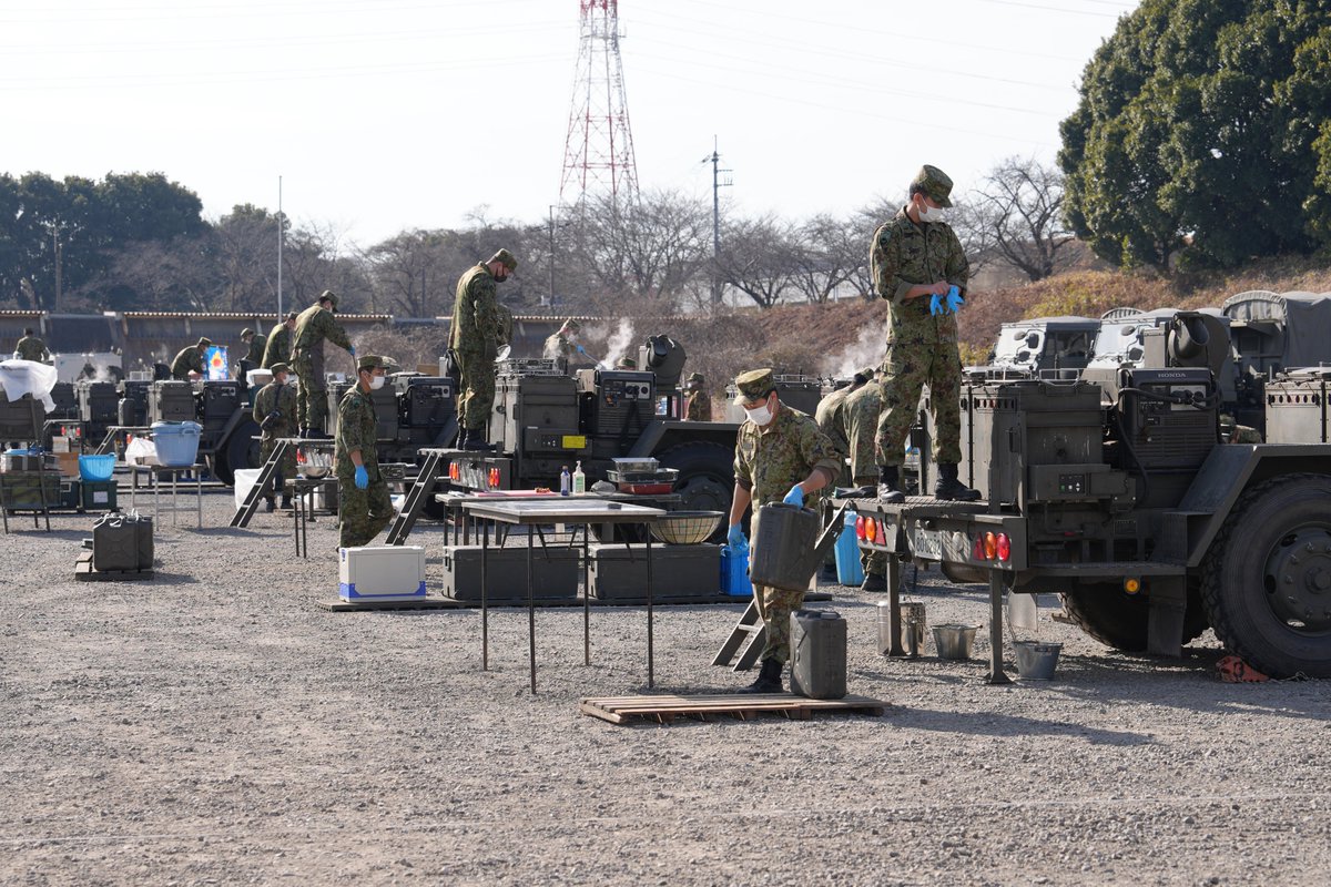 1i_nerima's tweet image. 【炊事競技会】
連隊は、「市街地武装走競技会」と並行して「炊事競技会」を実施しました！武装走を走り切った隊員に元気がでる温かい食事を提供し、調理技術と野外炊事能力を向上させました！
#１連隊
#炊事
#競技会
#ＯＮＥＴＥＡＭ