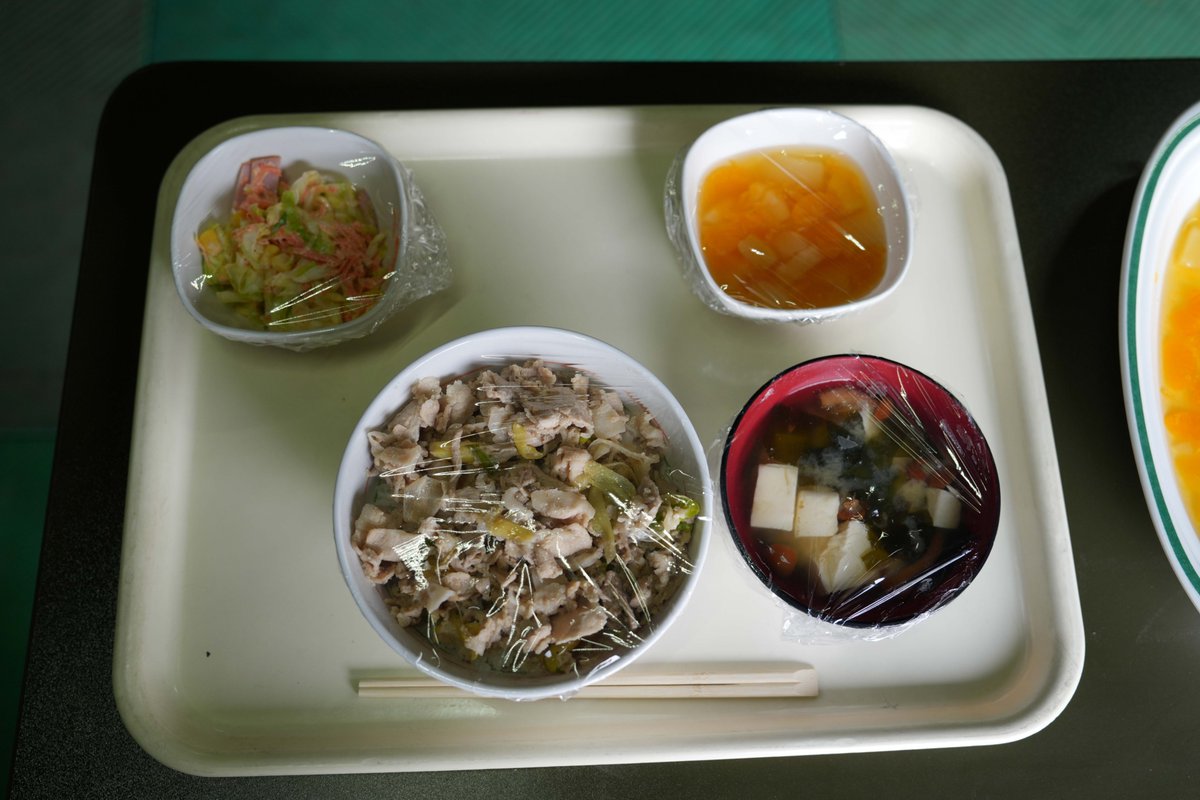 1i_nerima's tweet image. 【炊事競技会】
連隊は、「市街地武装走競技会」と並行して「炊事競技会」を実施しました！武装走を走り切った隊員に元気がでる温かい食事を提供し、調理技術と野外炊事能力を向上させました！
#１連隊
#炊事
#競技会
#ＯＮＥＴＥＡＭ