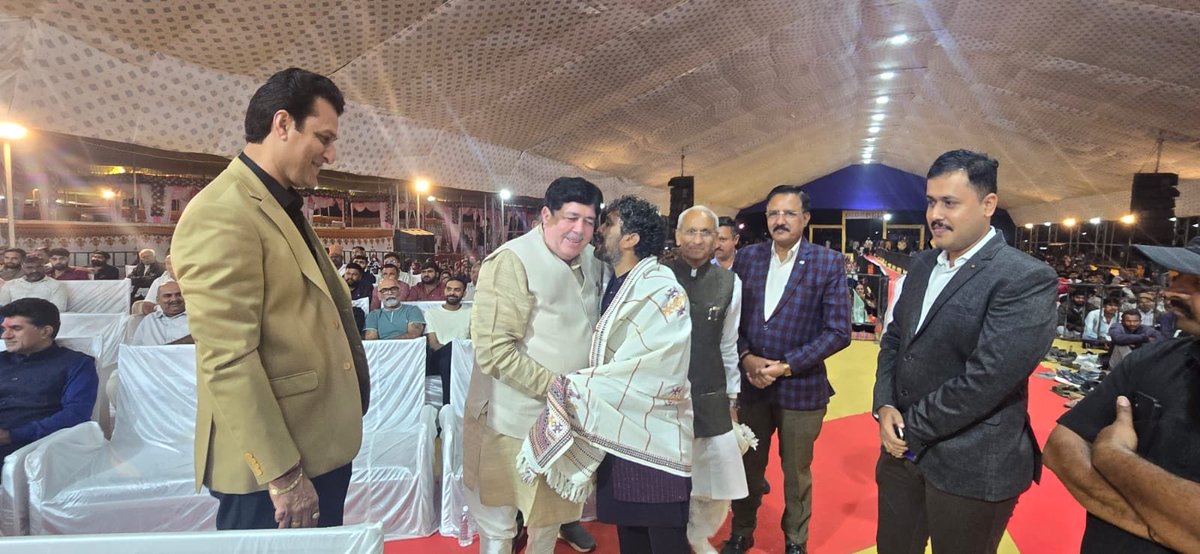 Dileep_Sanghani's tweet photo. गिर के नेस् क्षेत्र के निवासी पशुपालक परिवारों के लिए सुप्रसिद्ध लोक साहित्यकार राजभा गढ़वी द्वारा आयोजित सामूहिक विवाह समारोह के उपलक्ष्य में भव्य सांस्कृतिक संध्या (लोक डायरो) में उपस्थित रहा।

सभी कलाकारों की प्रस्तुतियों मनमोहक थी, लोक संस्कृति, परंपरा और सामूहिक एकता का अद्भुत संगम देखने का अवसर मिला।

आयोजक ओर सुप्रसिद्ध लोक साहित्यकार राजभा गढ़वी को इस सफल एवं सांस्कृतिक रूप से समृद्ध आयोजन हेतु बधाइयाँ एवं साधुवाद।@gir_rajbha