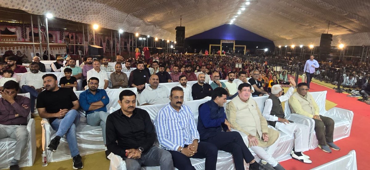 Dileep_Sanghani's tweet photo. गिर के नेस् क्षेत्र के निवासी पशुपालक परिवारों के लिए सुप्रसिद्ध लोक साहित्यकार राजभा गढ़वी द्वारा आयोजित सामूहिक विवाह समारोह के उपलक्ष्य में भव्य सांस्कृतिक संध्या (लोक डायरो) में उपस्थित रहा।

सभी कलाकारों की प्रस्तुतियों मनमोहक थी, लोक संस्कृति, परंपरा और सामूहिक एकता का अद्भुत संगम देखने का अवसर मिला।

आयोजक ओर सुप्रसिद्ध लोक साहित्यकार राजभा गढ़वी को इस सफल एवं सांस्कृतिक रूप से समृद्ध आयोजन हेतु बधाइयाँ एवं साधुवाद।@gir_rajbha