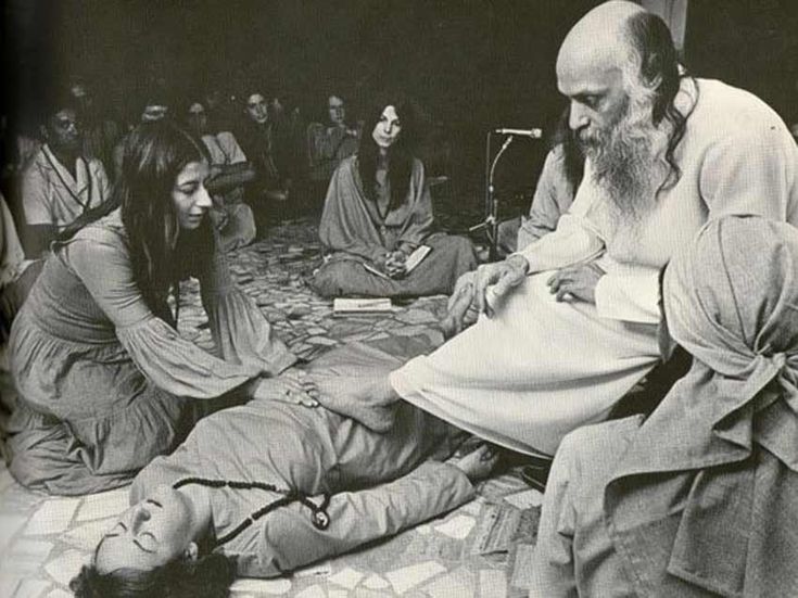PankajAjat's tweet photo. Osho बाबा अपने लातों के स्पर्श मात्र से मुक्ति दिलाया करते थे।

वहीं आचार्य प्रशांत जी हमारे जीवन से जुड़े हर प्रश्न का तार्किक, वैज्ञानिक और स्पष्ट उत्तर देते हैं। लोगों से जमीनी स्तर पर बात करते हैं, उन्हें गले लगा लेते हैं। 

सचिन तूने सोच भी कैसे लिया कि कोई ओशो (जादू वाले बाबा) की बराबरी कर सकता है।

काश तू होता तो तुझे भी अपनी लात के स्पर्श से दिव्य अनुभूतियां करवा देते ओशो बाबा।