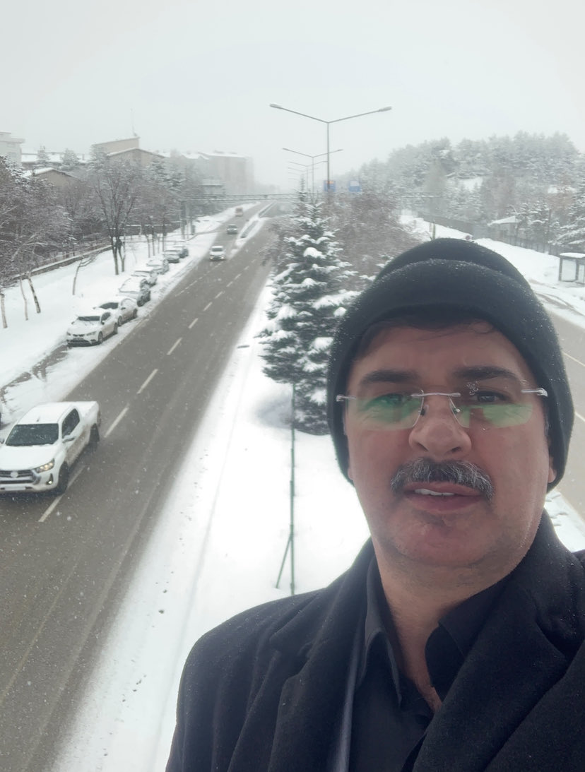 Peygamber Efendimizin (s.a.v.) Sevr mağarasında
Hz. Ebu Bekir'e (r.a.) söylediği gibi:
"Lâ tâhzen! İnnallâhe meanâ"
Üzülme! Şüphesiz Allâh(c.c.) bizimledir.
(Tevbe Suresi / 40. Ayet)
Cuma’nın feyiz ve bereketinden 
İstifademiz ziyade olsun.