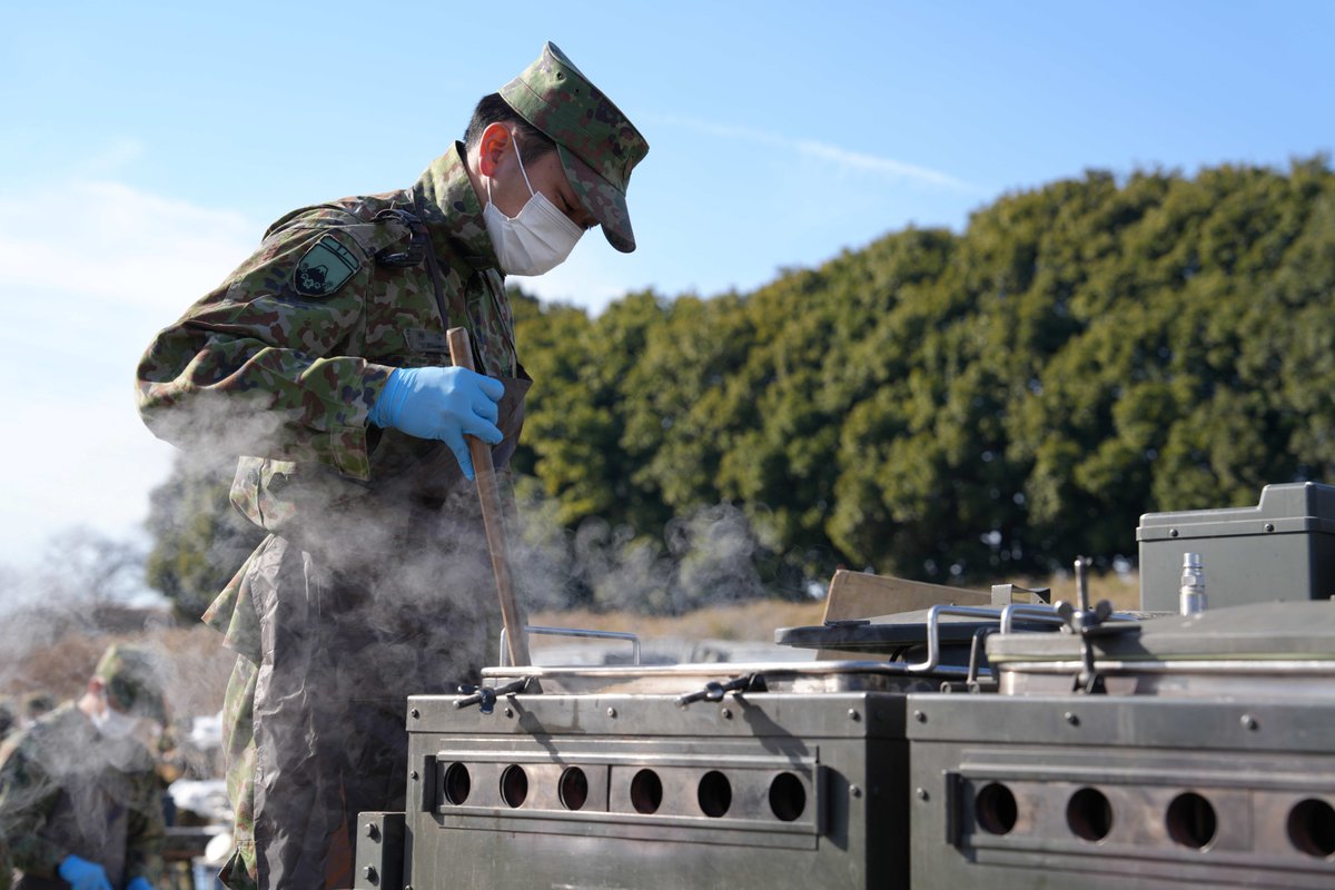 1i_nerima's tweet image. 【炊事競技会】
連隊は、「市街地武装走競技会」と並行して「炊事競技会」を実施しました！武装走を走り切った隊員に元気がでる温かい食事を提供し、調理技術と野外炊事能力を向上させました！
#１連隊
#炊事
#競技会
#ＯＮＥＴＥＡＭ