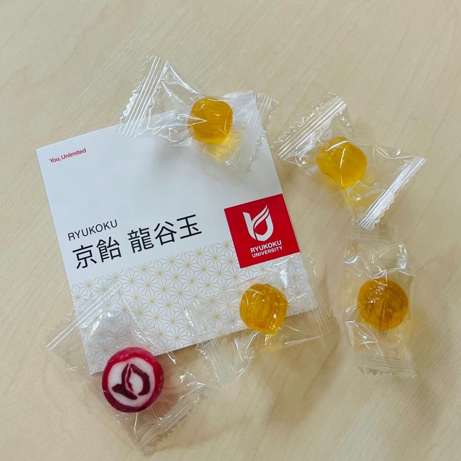 ryukoku_univ_pr's tweet photo. ／
京都マラソン2026「おこしやす広場」にブース出展📣
＼
2/15（日）の #京都マラソン2026 に先立ち、2/13（金）・14（土）にみやこめっせで開催の「#おこしやす広場」にスポーツサイエンスコース松永ゼミの学生たちが「龍谷大学スポマネLab.」としてブースを出展しています🚩
ブースでは、今西製菓株式会社と共同開発した京飴「龍谷玉」を販売🍬
りんご味・はちみつれもん味の2種類で、運動時のリフレッシュにもぴったりです🏃✨

どなたでも入場可能ですので、ぜひお立ち寄りください🌟

🔻詳細
https://t.co/zHz48llI5G