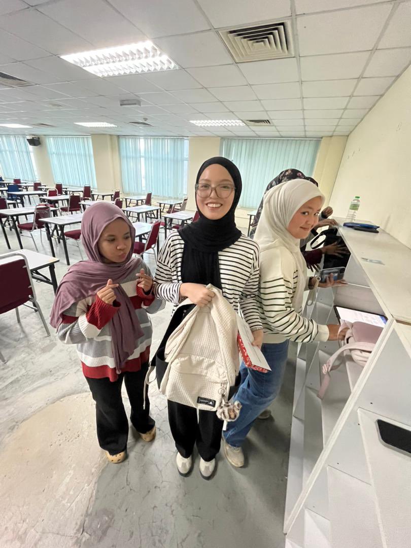 llillyleo's tweet photo. exhausting sem5. bila nak kahwin ni!! https://t.co/LrJN1hCGCA