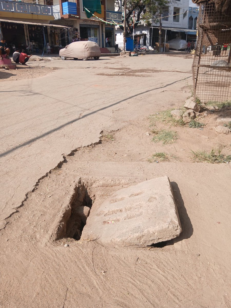 ramulinganolla's tweet photo. Hi good morning dear ghmc Commissioner iam ramu from nethajinagar Hanuman temple Last one month complete no response no action very dangerous road side owl please solve the problem contact 9666985821 https://t.co/ZYYiFwSWCL