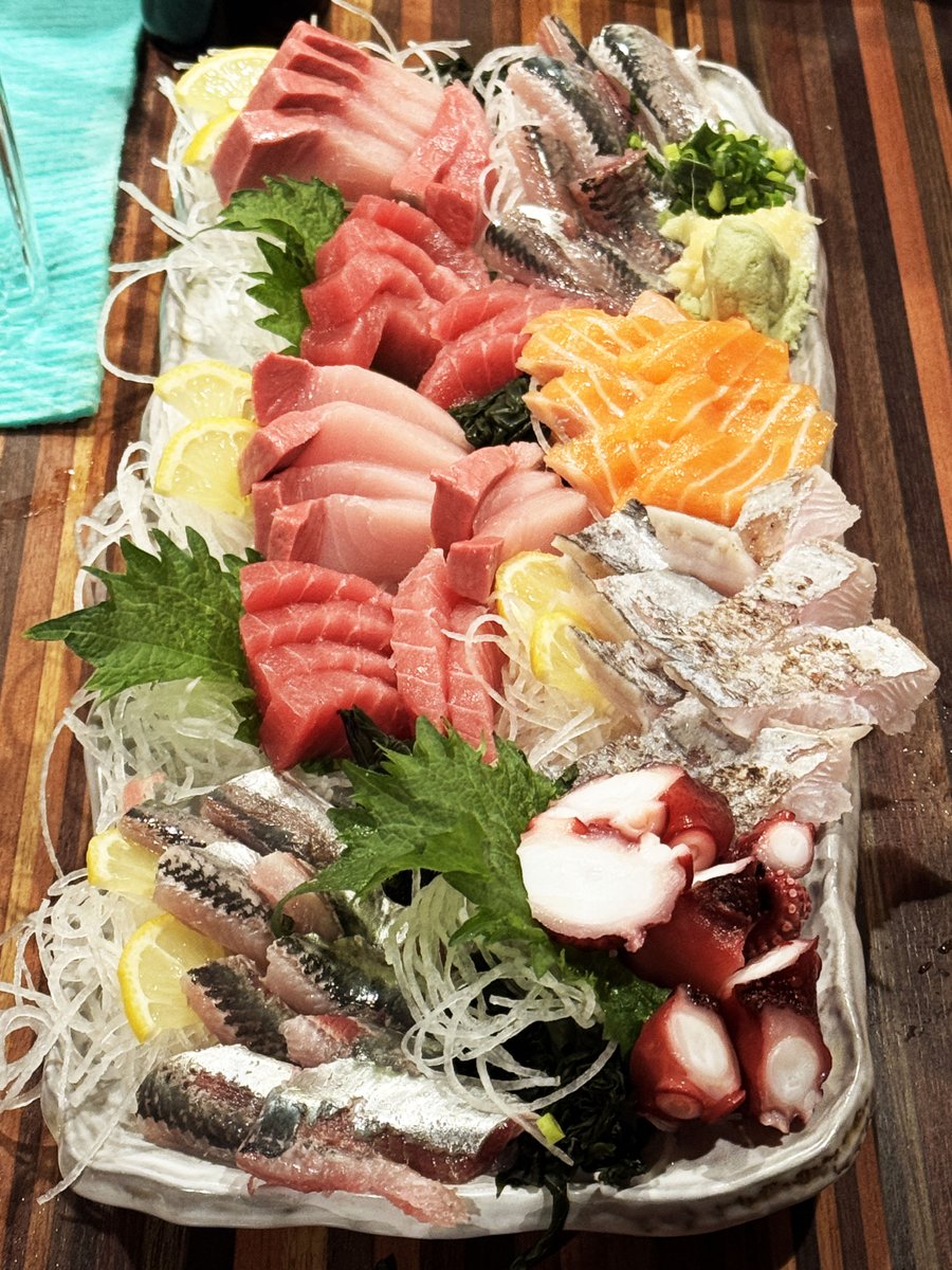 kudo_pon's tweet photo. これ約1000円の刺身3人前ですよ。つまり約3000円。東京・新橋の立ち飲み屋で、最高の刺身を食べたいならば「城喜元」は間違いない選択肢。料理ガチ勢の大将が仕入れた魚介を客が選んで盛りにします。大将あまりにも奉仕しまくりです。立ち飲みの概念が変わる新橋最強海鮮ここにあり。一品料理も絶品♨ https://t.co/PjDge6kD2J