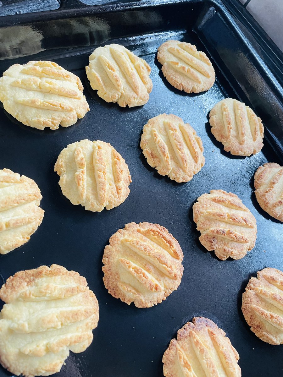 Ndaba_Luh's tweet photo. 3 ingredients biscuits 

5cups of flour 
500g margarine 
1cup of sugar 
❤️😊 https://t.co/KrBRTbJv70
