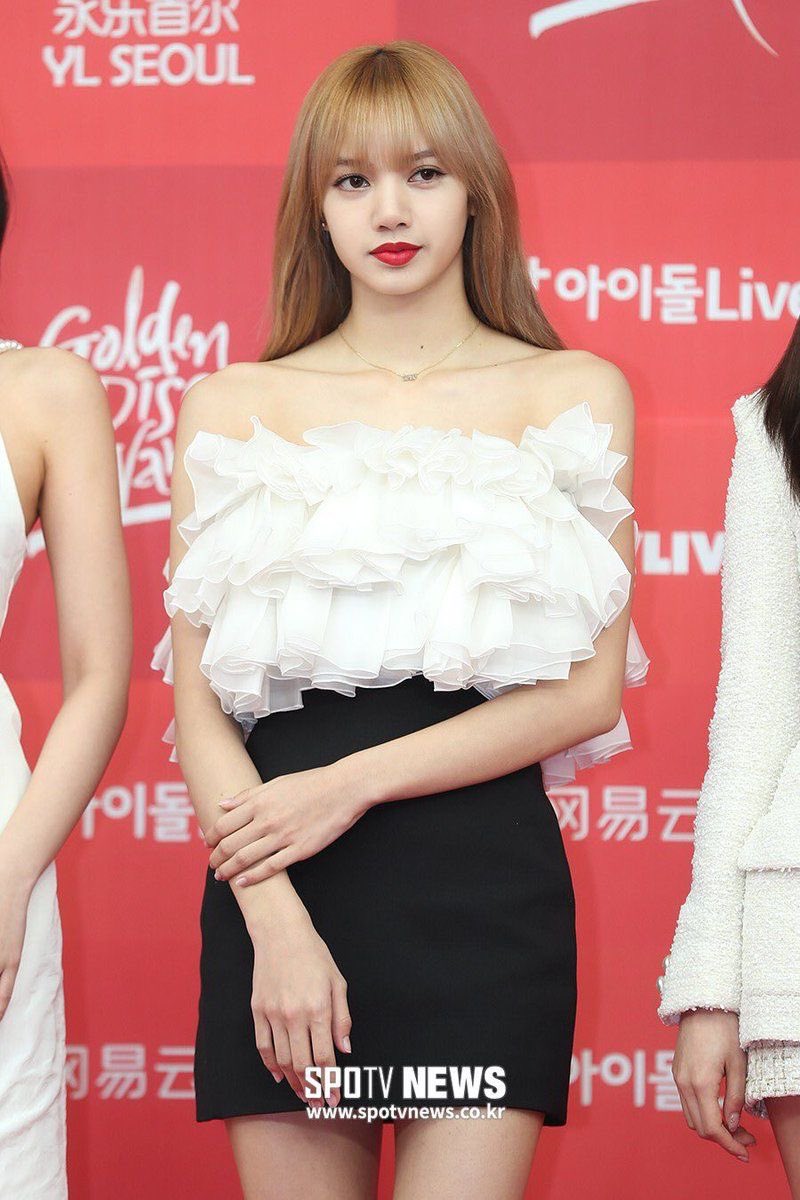sprightlili's tweet photo. Tagar #respectlisa 2019 muncul karena lisa tampil terlalu cantik di red karpet sampe dihate sama knetz insekyur yang mukanya macam adudu https://t.co/WFptCsMGpi