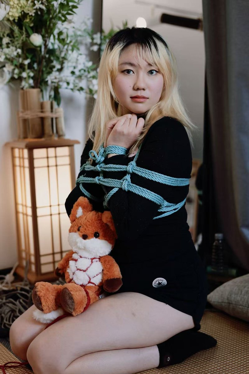 黄发时期的可爱墨宝！
绳手&amp;摄影：<a href="/shenmdxa/">kemomimi</a>
被缚：<a href="/Mooooo_737/">Mooooooo.</a> 
#绳缚