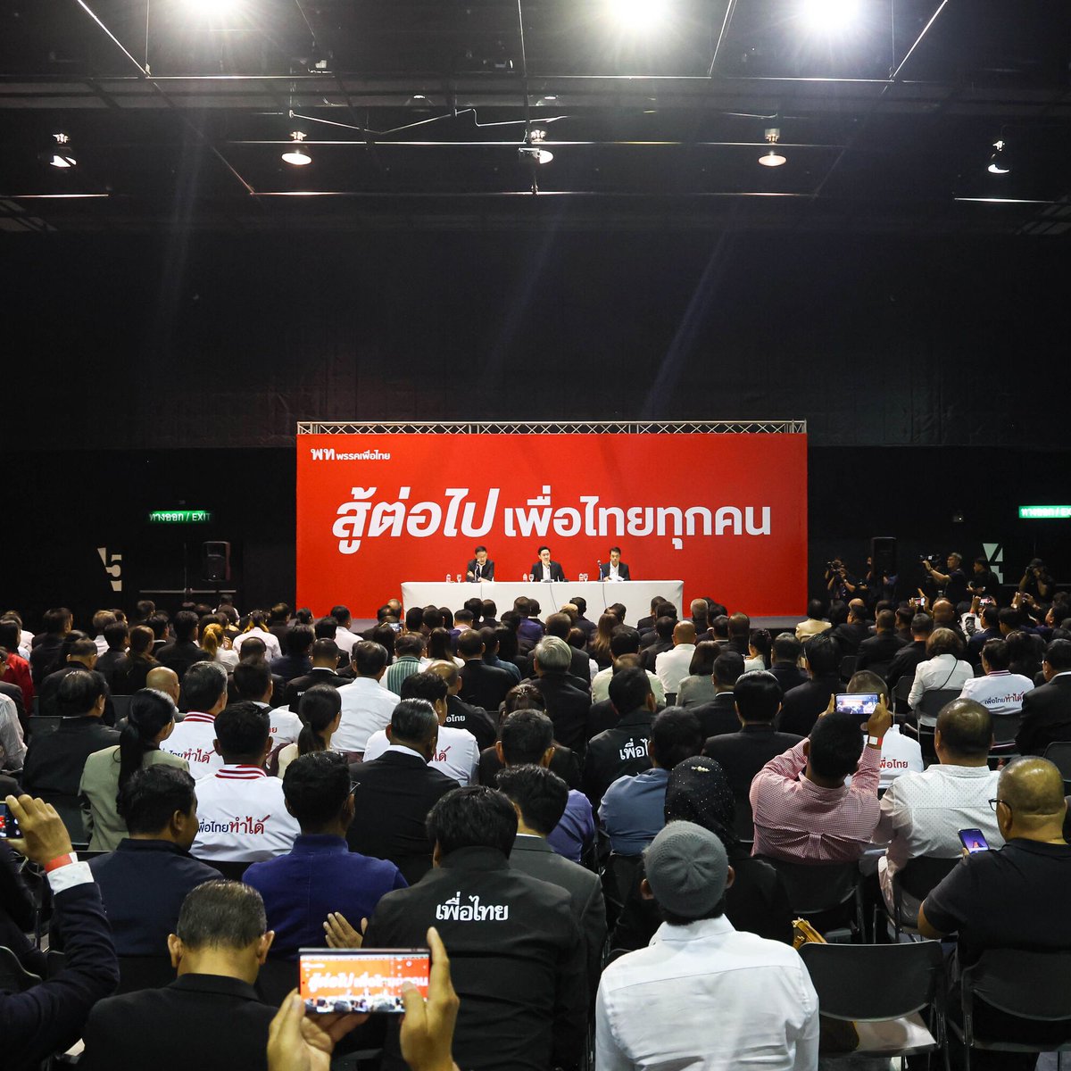 Unrulycat2511's tweet photo. "อาจารย์เชน" ประชุมพรรคเพื่อไทย โดยบอกกับว่าที่ สส. และผู้สมัคร สส. สมาชิกพรรค ตอนหนึ่งว่า

ขอขอบคุณทุกคะแนนเสียงจากพี่น้องประชาชน ยืนย���นว่าทุกคะแนนเสียงจะไม่หายไปไหน เพราะทุกคะแนนเสียงคือการเดินทางของพวกเราที่แต่ละคนหาเสียงมาในแต่ละเขต ในแต่ละพื้นที่ ทุกเสียงที่เข้าไปตามบ้านมีความหมาย อย่าให้ 1 คะแนนเสียงหมดหวังจากความรู้สึกของเรา

ถ้าวันนี้ทุกคนยังมีใจไปด้วยกัน จะไม่มีทางทิ้งพรรคเพื่อไทยไปไหน พร้อมที่จะเดินหน้าร่วมกันกับทุกๆ คนและชาวไทยทุกคนในนามพรรคเพื่อไทยต่อไป จนกว่าชัยชนะจะเป็นของพี่น้องประชาชน วันนี้การพ่���ยแพ้สามารถพ่ายแพ้ได้ หากพ่ายแพ้โดยสุจริต ดังนั้น สิ่งแรกที่จะต้องทําให้ชัดเจนคือต้องต่อสู้กับเรื่องนี้ให้ชัดเจนว่าพวกเราจริงจังไม่สามารถที่จะปล่อยผ่านเกี่ยวกับการทุจริตต่างๆ ไปได้

การพ่ายแพ้เป็นเรื่องธรรมชาติ แต่การพ่ายแพ้ที่รู้สาเหตุจะเป็นจุดเริ่มต้นของชัยชนะที่ยิ่งใหญ่ พวกเราจะสามารถกลับมาได้จึงเป็นที่มาว่าเราต้องร่วมกัน ว่าเกิดอะไรขึ้นในพื้นที่ เพราะการเลือกตั้งครั้งนี้มีหลายปัจจัย หากมีข้อมูลรายเขต หรือความรู้สึก และหลักฐานต่างๆ เราจะสามารถรวบรวมและเปลี่ยนเรื่องนี้เป็นคะแนนนิยม 

ในช่วงเลือกตั้งนั้นไม่สามารถไปทุกพื้นที่ได้ แต่ยืนยันว่าเราทําดีที่สุดแล้ว ไม่เสียใจและขอชื่นชมทีมงานผู้สมัครทุกคนจากใจอีกครั้ง 

จากนี้จะเริ่มทํางานทันทีและไปตามพื้นที่ให้กับแต่ละคน ซึ่งการเลือกตั้งไม่ใช่เพียงแค่เลือกตั้ง สส. ยืนยันว่าจะไม่ไปไหนหากวันนี้คณะกรรมการบริหารพรรคไว้ใจและทุกคนยืนอยู่กับเรา  

"เมื่อผมออกจากรั้วมหาวิทยาลัยแล้วยืนยันว่าจะไม่กลับไปอีก เพราะห้องทํางานอยู่ที่นี่แล��ว ขอให้กําลังใจทุกคนอีกครั้ง ผมรู้ว่าทุกคนเจ็บปวดที่ไม่สามารถเข้าไปในสภาได้ แต่ยังไงก็จะไม่ทอดทิ้งทุกท่านและจะทําให้ดีที่สุด เพื่อที่เราจะกลับมาในการเลือกตั้งครั้งหน้า"