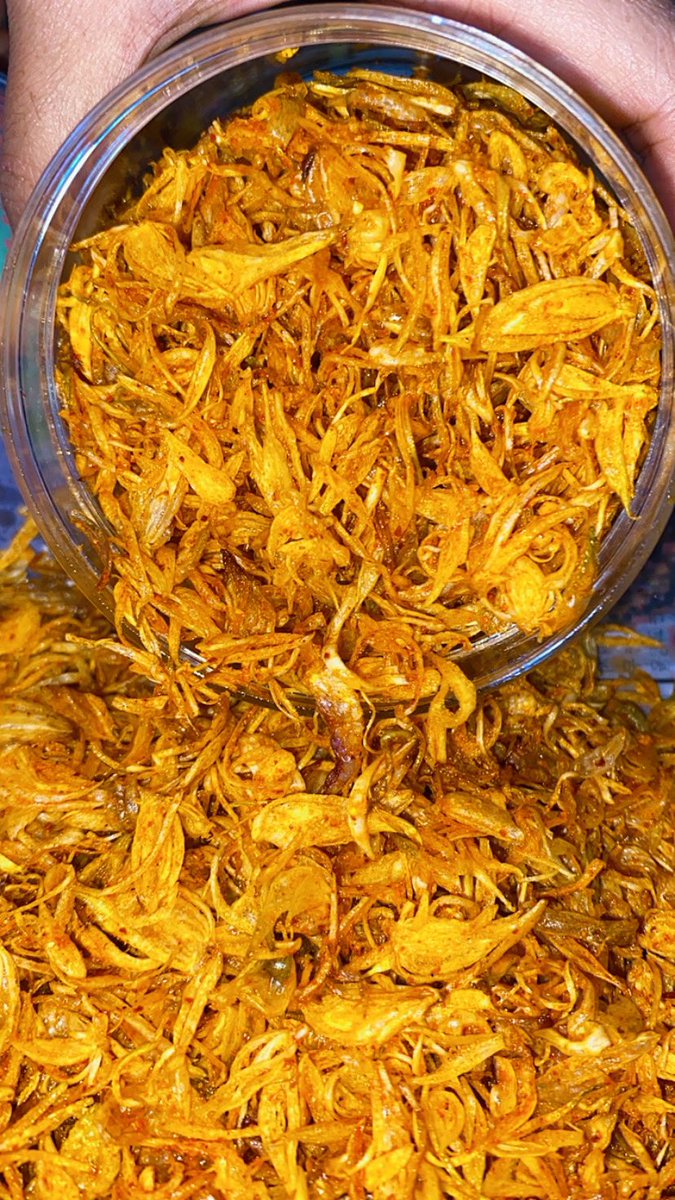 juliantitrie's tweet photo. @dearestyp @aan__ Ciri khas mustofa diracik.nah bumbunya caramelized tapi tetep kriuk, bawang goreng sumenep punya rasa &amp; aroma yang khas, silahkan yanb tertarik order bisa DM thankyou😊 https://t.co/jBoIC1Whtm