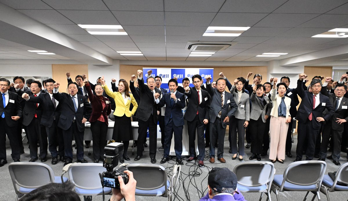 CRAJ2026's tweet photo. 【お知らせ】

本日13日に実施した代表選挙の結果、
中道改革連合の新代表に
小川 淳也 衆議院議員（@junyaog ）が選出されました。

■各候補の獲得票数（届出順）
　階　猛　　 候補　２２票
　小川 淳也　候補　２７票

新代表のもと、
新たな執行体制を速やかに発足させ、
18日召集予定の特別国会に臨みます。