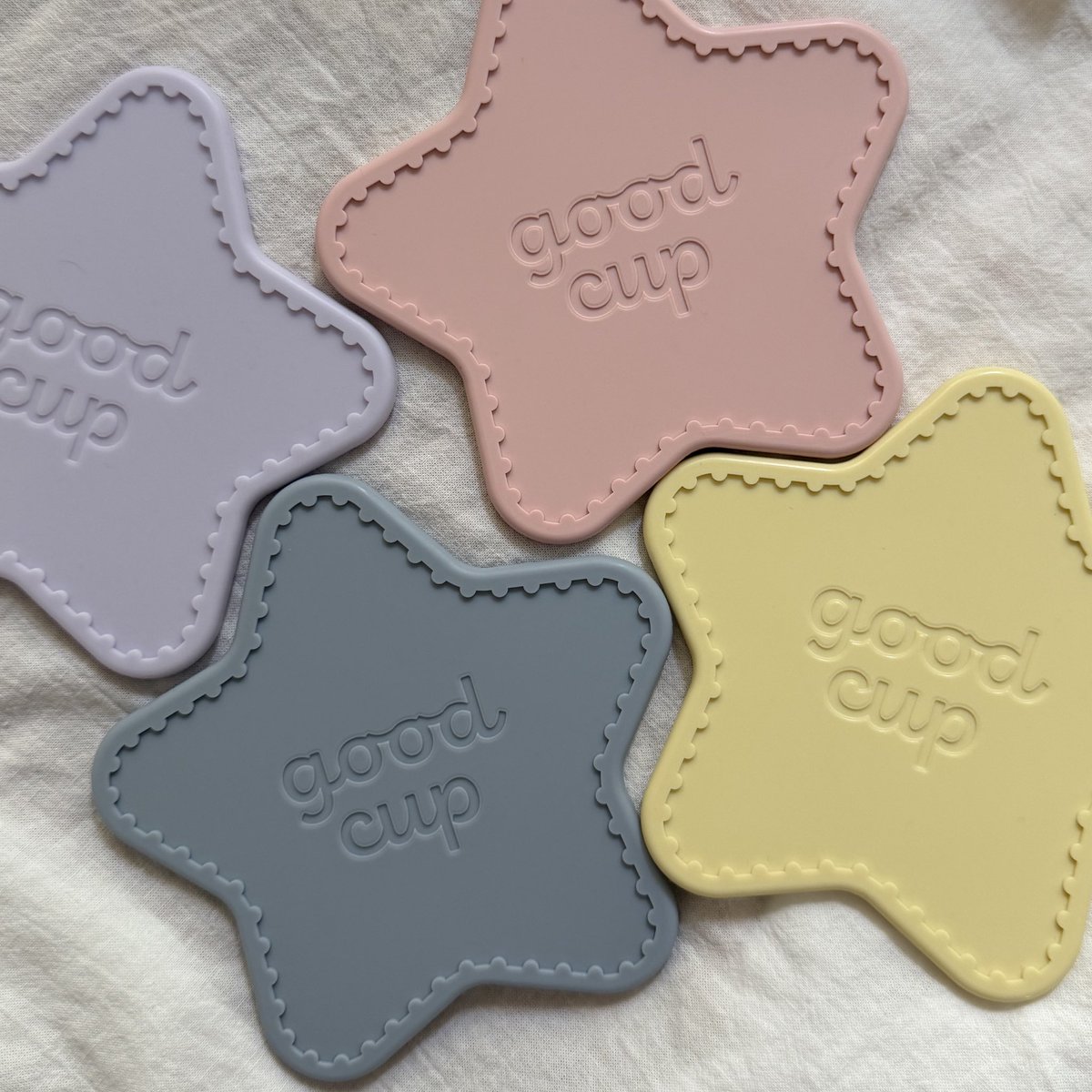 ที่รองแก้วของ hako นะคะ น่ารักมากมาก 🎀👼🏻💌⭐️🍇 เป็นแผ่นซิลิโคน สีน่ารักสุดๆ ด้านหน้าเป็นรูปยิ้ม ด้านหลังเป็นคำว่า good cup 🤳🏼

พิกัดคับ : s.shopee.co.th/4LDsXti8OW