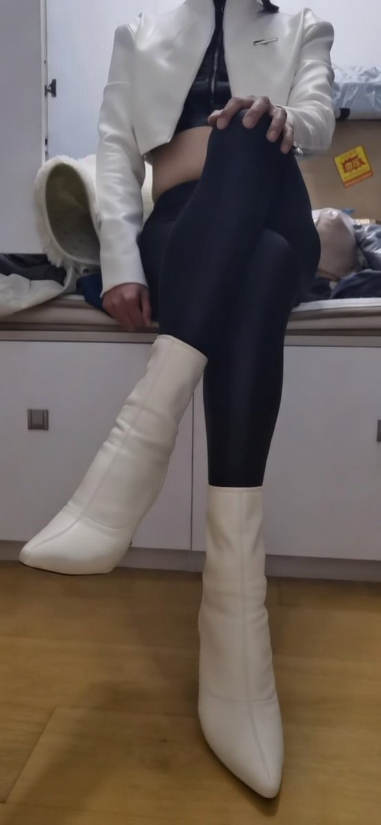 xilingselena's tweet photo. 姐姐的靴子会覆上贱狗的小豆豆，揉捻。当贱狗终于忍不住喷在姐姐靴子上的那一刻，姐姐会为疲软的小狗狗戴上贞操锁。这一刻，小狗就不用再伪装，不用再忧心世俗的芥蒂。姐姐会保护你，带你重新找到人生的意义。#女王様 #여왕님 #femdom #domtosub https://t.co/sROGpDfXmS