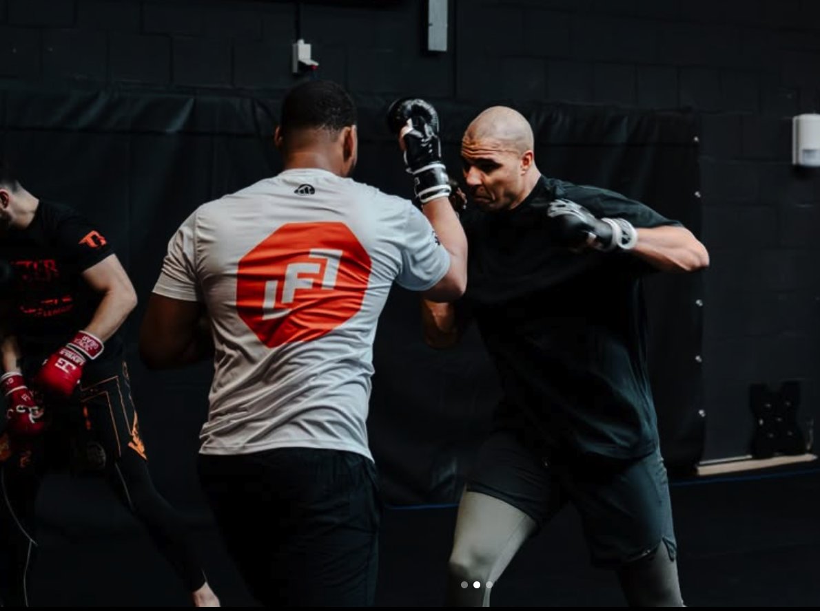 FSI247's tweet image. Glory star Levi Rigters was spotted in MMA training alongside UFC heavyweight Mario Pinto 👀

Big signal about a possible switch?

Training was led by LFL founder Donovan Panayiotis. Things are getting interesting.

📸 @mellamodayne 

#LeviRigters #UFC #GloryKickboxing #MMA