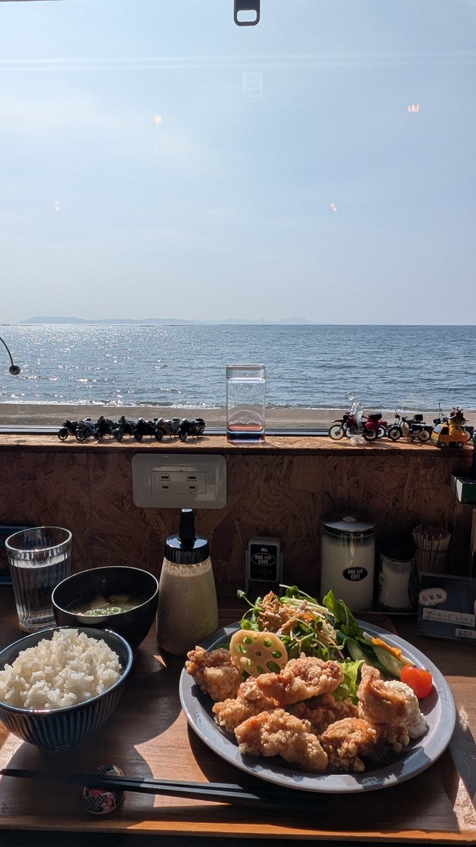 Jun63124622's tweet photo. 振替休日で海沿いツーリング🏍️
ブルーラインから
はりまシーサイドロードを走り
@ONEOFFCAFE さんでランチ
唐揚げ定食美味しかった🤤
窓から見える海も素敵✨️
Z250にZH2と珍しくZよく見た笑
#バイク乗りと繋がりたい
#バイク好きと繋がりたい
#バイクのある風景
#バイクのある生活
#KAWASAKI
#ZH2 https://t.co/E550NBGTBP