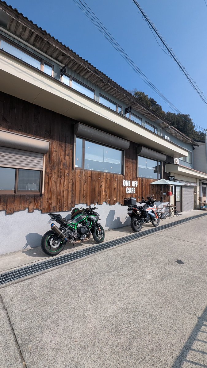 Jun63124622's tweet photo. 振替休日で海沿いツーリング🏍️
ブルーラインから
はりまシーサイドロードを走り
@ONEOFFCAFE さんでランチ
唐揚げ定食美味しかった🤤
窓から見える海も素敵✨️
Z250にZH2と珍しくZよく見た笑
#バイク乗りと繋がりたい
#バイク好きと繋がりたい
#バイクのある風景
#バイクのある生活
#KAWASAKI
#ZH2 https://t.co/E550NBGTBP