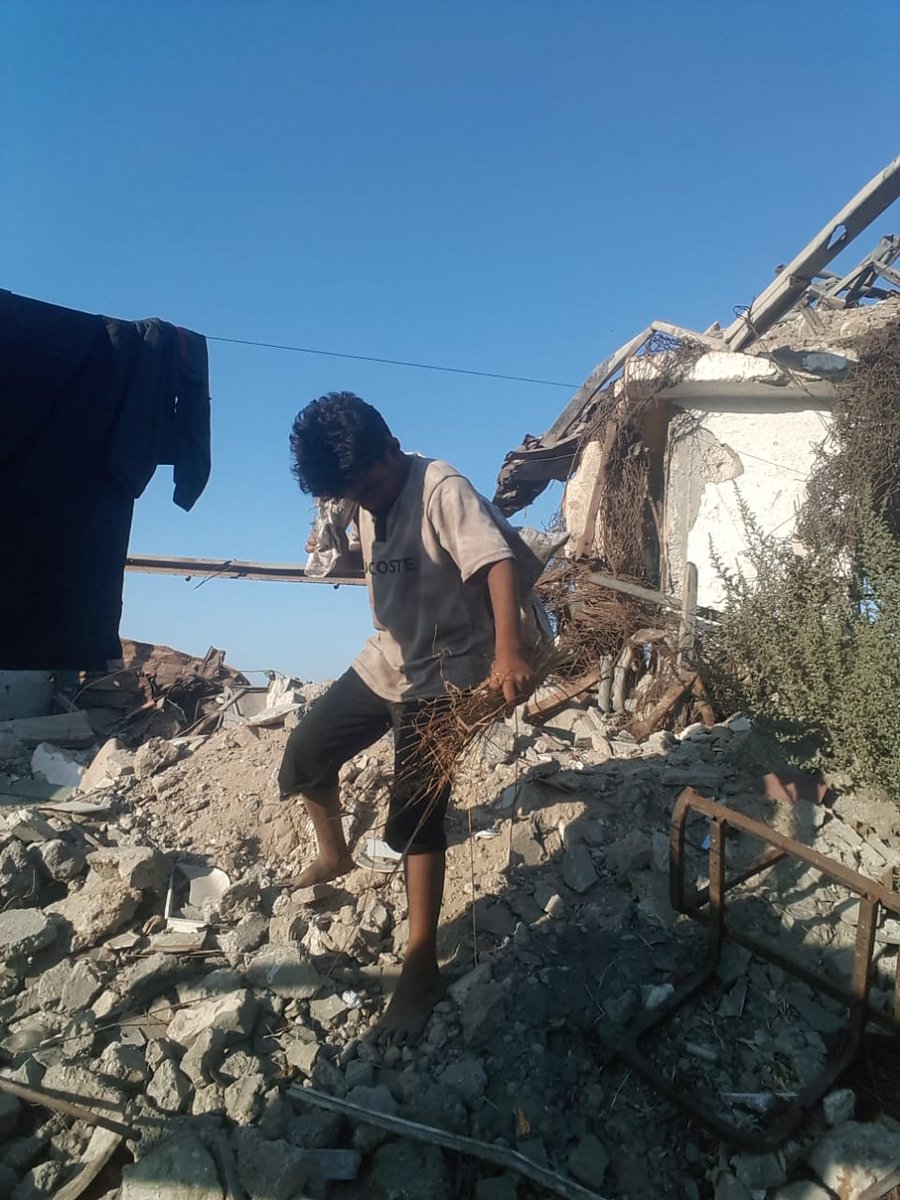 HasanAllail1's tweet image. Child Ali Abu Al-Layl suffers from a severe heart condition (Open Heart). Instead of receiving treatment, he is forced to carry heavy firewood in the Al-Kurkum area to survive. His fragile heart can't take this burden.
gofund.me/1d2ddd8cc
  #إنسانية #SaveAli #HumanitarianAid