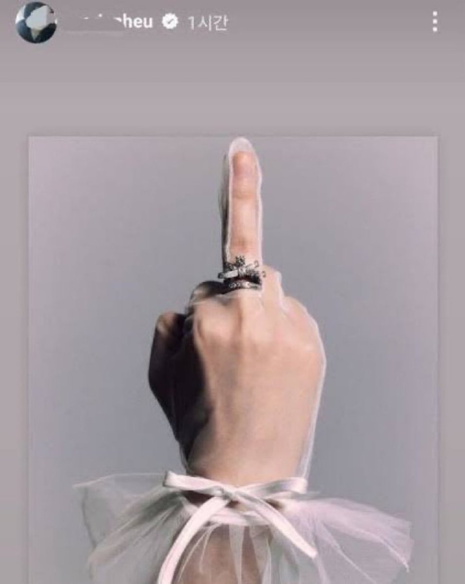 Mind you this is how the "creative producer" xerian hue reacted when they accused her of plagarism
Mhj isnt crazy enough🤣🤣