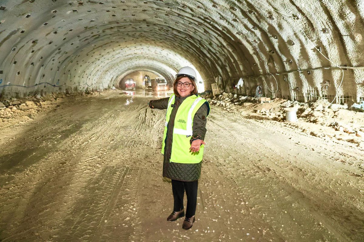 GaziantepBeld's tweet photo. #Günaydın kıymetli hemşehrilerimiz;

• 3.250 metre uzunluğunda 2 tünel
• 5 yeni köprülü kavşak
• 8,6 km yeni bağlantı yolu

Gaziantep tarihinin en büyük ulaşım yatırımlarından biri olan, şehrimizin trafik yükünü önemli ölçüde hafifletecek Dülük Tüneli Projesi’nde çok hızlı ilerliyoruz!