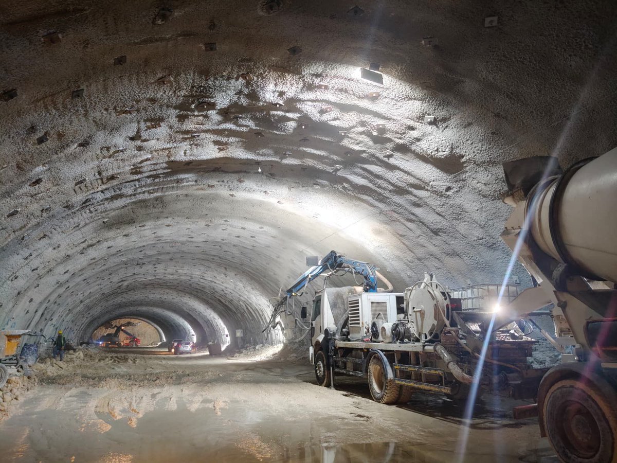 GaziantepBeld's tweet photo. #Günaydın kıymetli hemşehrilerimiz;

• 3.250 metre uzunluğunda 2 tünel
• 5 yeni köprülü kavşak
• 8,6 km yeni bağlantı yolu

Gaziantep tarihinin en büyük ulaşım yatırımlarından biri olan, şehrimizin trafik yükünü önemli ölçüde hafifletecek Dülük Tüneli Projesi’nde çok hızlı ilerliyoruz!