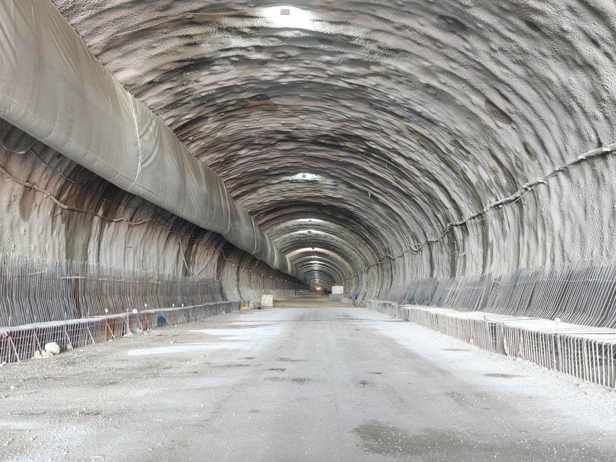 GaziantepBeld's tweet photo. #Günaydın kıymetli hemşehrilerimiz;

• 3.250 metre uzunluğunda 2 tünel
• 5 yeni köprülü kavşak
• 8,6 km yeni bağlantı yolu

Gaziantep tarihinin en büyük ulaşım yatırımlarından biri olan, şehrimizin trafik yükünü önemli ölçüde hafifletecek Dülük Tüneli Projesi’nde çok hızlı ilerliyoruz!