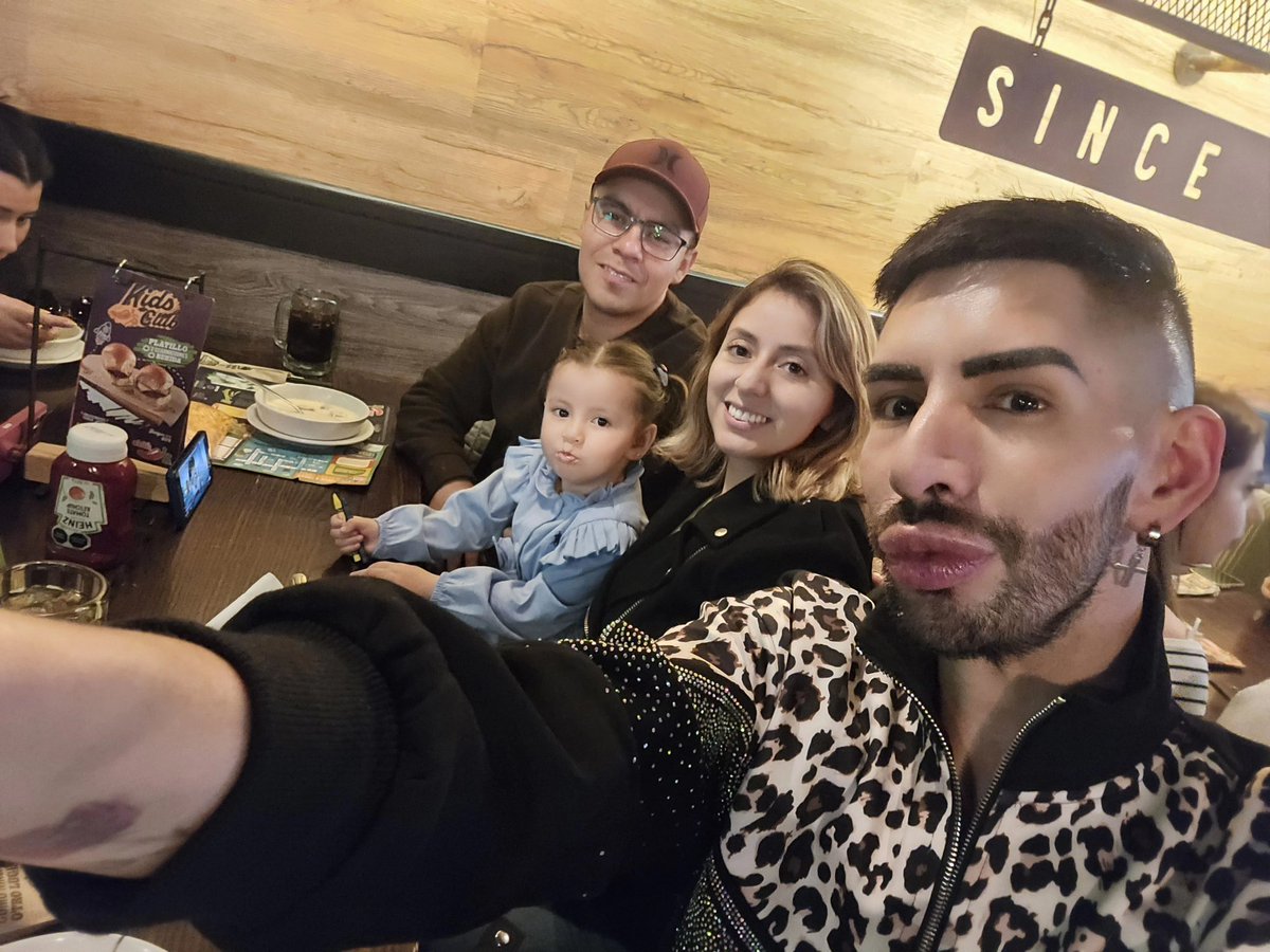 DramaQueenRemix's tweet photo. El festejo con mi #Familia 🖤 la gente que más amo en esta vida! 🖤 Un día tan bello con mi #Madre, las 2 hermanas @Jaquigzn y #Paty, mis amores #Mor y #Leah y el cuñado! 🖤 obvio... la #CopaLigera 🖤 https://t.co/GpnisiMVta