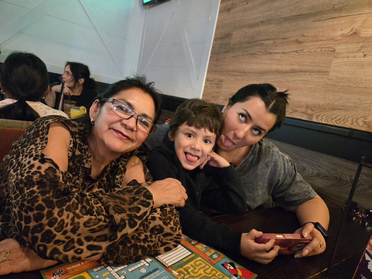 DramaQueenRemix's tweet photo. El festejo con mi #Familia 🖤 la gente que más amo en esta vida! 🖤 Un día tan bello con mi #Madre, las 2 hermanas @Jaquigzn y #Paty, mis amores #Mor y #Leah y el cuñado! 🖤 obvio... la #CopaLigera 🖤 https://t.co/GpnisiMVta