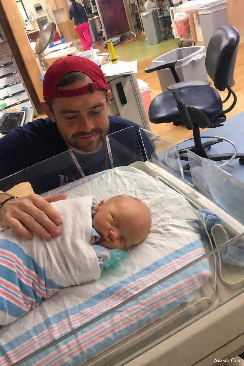 MedienfuzziShow's tweet photo. Neun Monate lang trug meine Frau Brooklyn unseren kleinen Jungen im Herzen, wissend, dass er sterben würde. Nach drei Monaten teilten uns die Ärzte mit, dass er einen schweren Hydrozephalus hatte. Zu viel Flüssigkeit drückte auf sein Gehirn. „Extrem schlimm“, sagten die Spezialisten im Cincinnati Children’s Hospital. So extrem, dass sie die Messungen einstellten, weil es keine Rolle mehr spielte.
Die MRT-Bilder waren entsetzlich. Man sagte, die Wahrscheinlichkeit läge bei über 90 %, dass er entweder direkt nach der Geburt sterben oder mit so schweren Hirnschäden überleben würde, dass jegliche Lebensqualität unmöglich wäre. Wir hatten Gespräche über Beatmungsschläuche, darüber, wann die lebenserhaltenden Maßnahmen eingestellt werden sollten und darüber, unseren Sohn „friedlich sterben“ zu lassen.
Brooklyn zog nach Cincinnati und wohnte in einem Hotel in der Nähe des Krankenhauses, falls die Wehen einsetzen sollten. Ich pendelte hin und her, arbeitete und versuchte, unsere Familie zusammenzuhalten, während ich gleichzeitig die Beerdigung unseres Babys plante. Am 8. Juli, fünfzehn Minuten vor dem Kaiserschnitt, hatten wir ein weiteres Treffen wegen des Beatmungsschlauchs. Darüber, wann wir ihn entfernen und ihn in den Himmel gehen lassen würden.
Dann kam Charlie weinend heraus. Der süßeste Laut, den ich je gehört habe.
Er lag bis gestern auf der Intensivstation. Jetzt ist er zu Hause und macht alles, was Babys do. so tun. Wunderbar. Die Ärzte haben keine medizinische Erklärung dafür. Sein Gehirn hat die Blockade irgendwie von selbst gelöst – etwas, das sie in einem so schweren Fall noch nie erlebt haben. Krankenschwestern mit jahrzehntelanger Erfahrung sprachen immer wieder von einem „Wunder“ und „göttlicher Fügung“.
Tausende Menschen beteten für uns. Freunde, Familie, Fremde, Menschen, die wir noch nie getroffen hatten. Ich bin pragmatisch, ich glaube an die Wissenschaft, aber ich weiß, dass Gott hier seine Finger im Spiel hatte. Ihm gebührt die ganze Ehre.
In diesen endlosen Nächten in Cincinnati begann ich auf dem Hotelparkplatz mit der Holzbearbeitung, einfach um meine Hände zu beschäftigen und nicht völlig durchzudrehen. Ich fertigte kleine Spielzeuge an, in der Hoffnung, dass Charlie sie eines Tages in den Händen halten würde. Ich stellte ein paar Sachen in der Tedooo-App ein, wo ich meine Arbeiten verkaufte, und Fremde kauften Stücke, die sie nicht brauchten, und schrieben mir, dass sie für unseren Sohn beteten. Diese Gemeinschaft gab mir Halt, als ich am Ende meiner Kräfte war.
Charlie ist da. Er lebt. Das Gebet hat Wirkung, und Wunder geschehen immer noch.

Von Amanda Cain

Quelle @Mr_Husky1