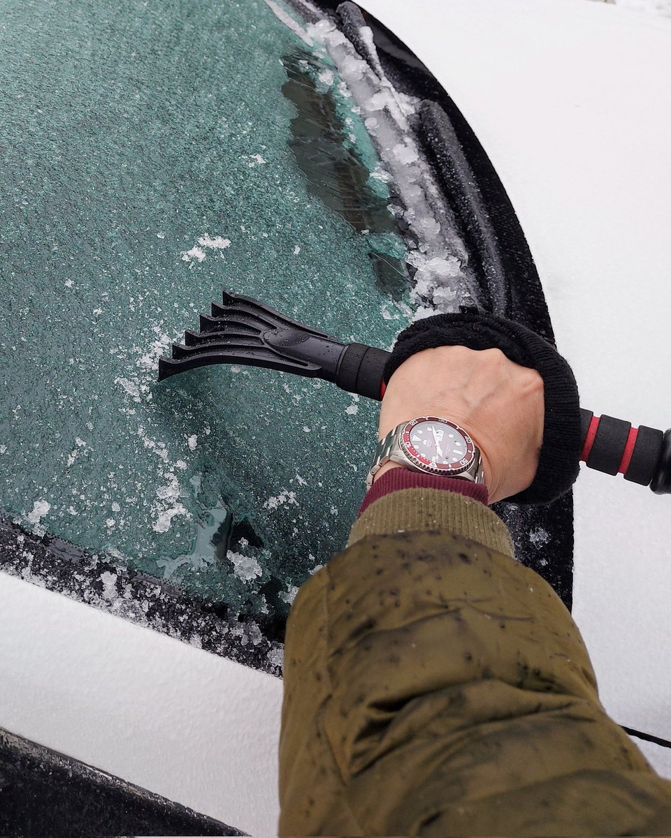 landashing's tweet image. 冰に負けねえ。この赤が熱い。カマスⅡの牙、光るぜ。  🦈
#オリエン党 #カマス2  #Orient #ダイバーズウォッチ