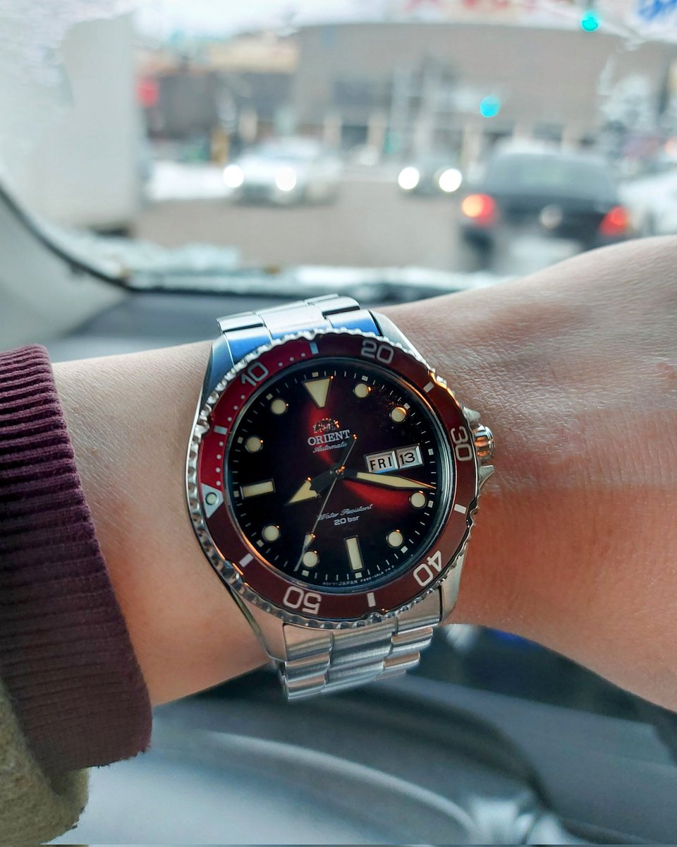 landashing's tweet image. 冰に負けねえ。この赤が熱い。カマスⅡの牙、光るぜ。  🦈
#オリエン党 #カマス2  #Orient #ダイバーズウォッチ