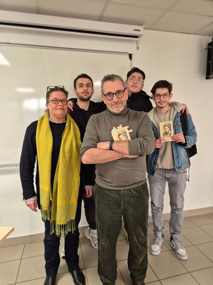 guybirenbaum's tweet image. J'étais hier à Aix, au lycée Gambetta, pour raconter aux élèves l'histoire de Robert Birenbaum #akapapa et de ses "copains", comme il disait. Ces jeunes filles et jeunes gens, souvent étrangers (papa était, lui, né à Paris), souvent juifs, qui, ayant choisi la France pour ses
