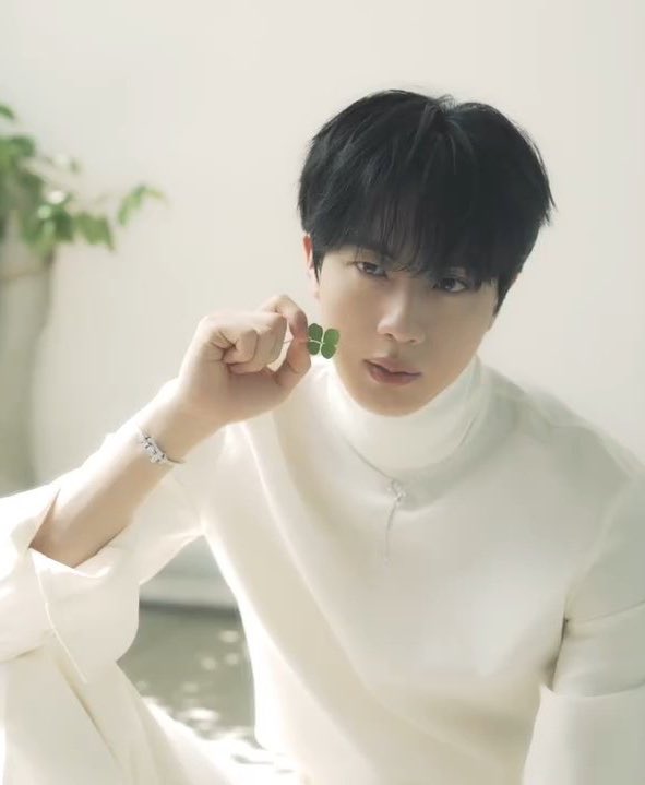 If this was the leather jacket he wore for GQ, I’m hoping he paired it with something different underneath. A turtleneck maybe… or even that iconic white shirt he wore in Milan.
#방탄소년단진 #SEOKJIN #BTSJIN