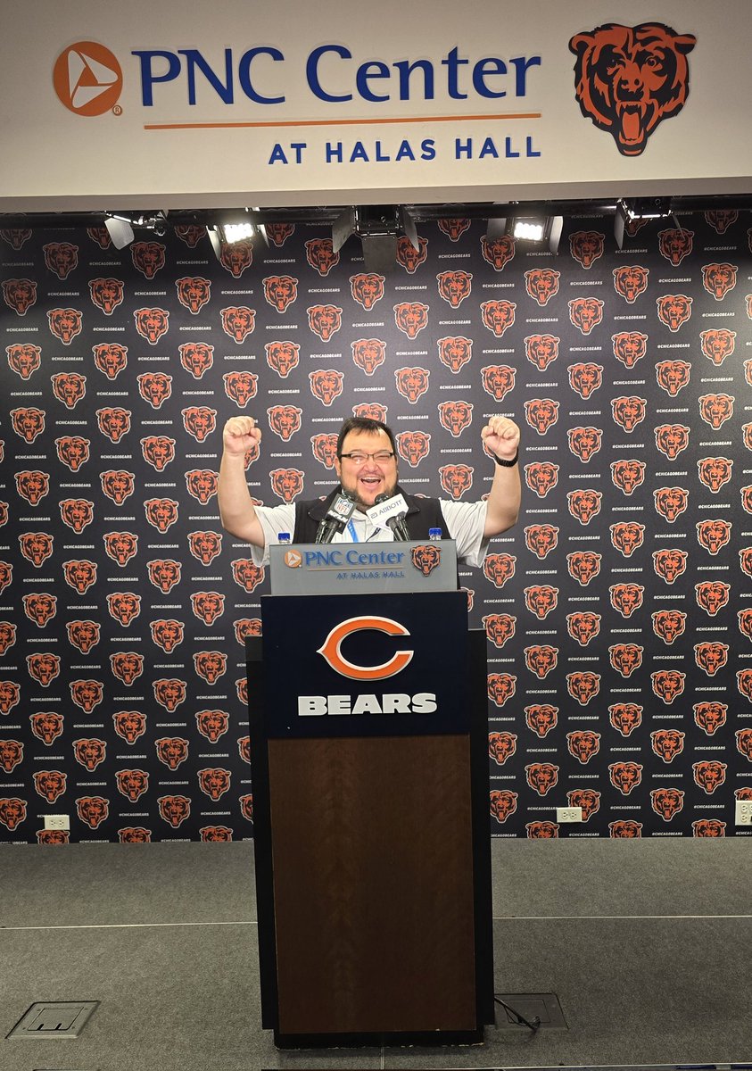 JahanRodriguez's tweet photo. Huge thanks to @MotoSolutions for hosting us at Halas Hall! 🐻⬇️

We covered the latest in security tech, heard from an inspiring retired DEA leader, and toured the Walter Payton Center. Top-tier experience!

#ChicagoBears #HalasHall #Leadership #Networking https://t.co/WwkdEP2AN4